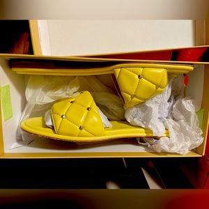 🍋 Lemon yellow flats